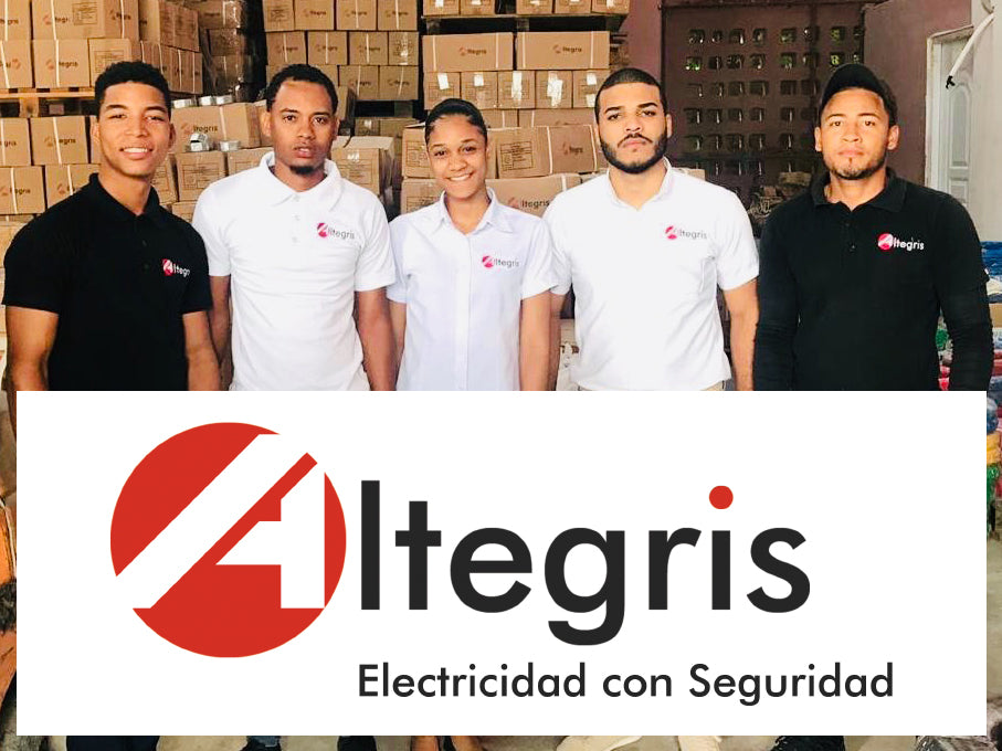 Equipo de Altegris en el almacén